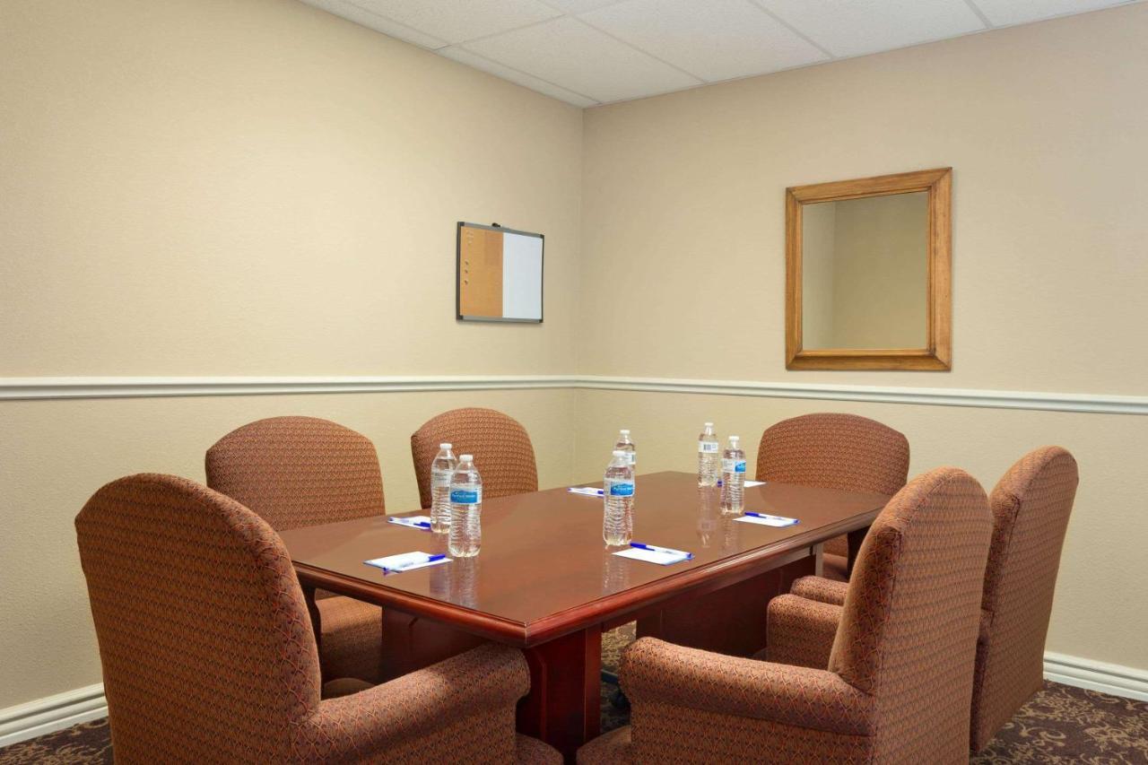 מלון Baymont By Wyndham Wichita East מראה חיצוני תמונה