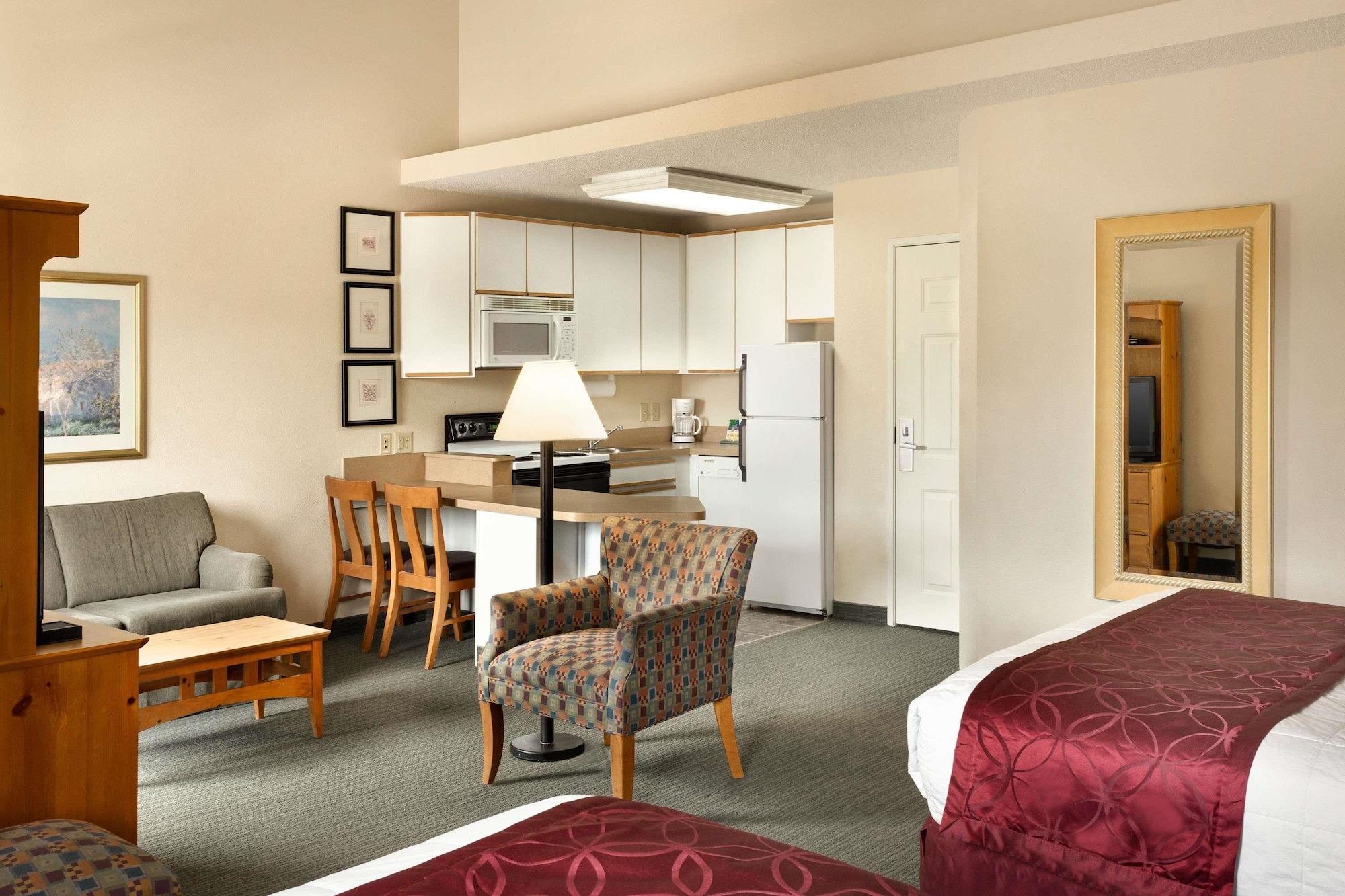 מלון Baymont By Wyndham Wichita East מראה חיצוני תמונה